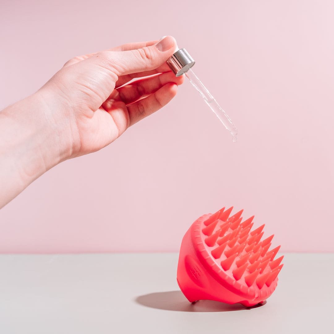 La fórmula perfecta es incluir un masajeador de cabello y aceite.