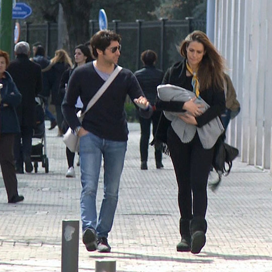 El primer paseo de Eva González y Cayetano Rivera con su hijo