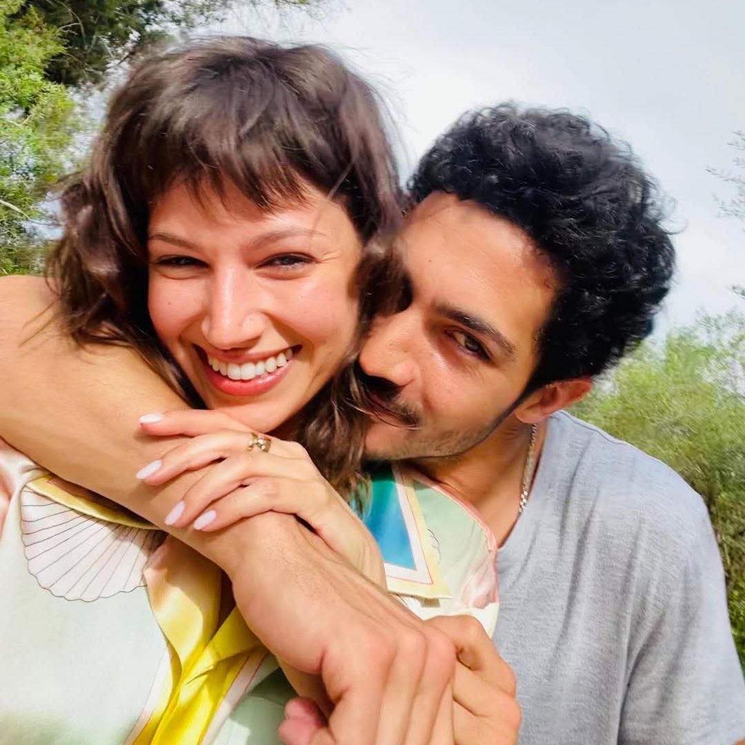 Úrsula Corberó muestra la primera foto de su hijo Dante, con solo horas de vida, en brazos de Chino Darín: "Hola, papi"