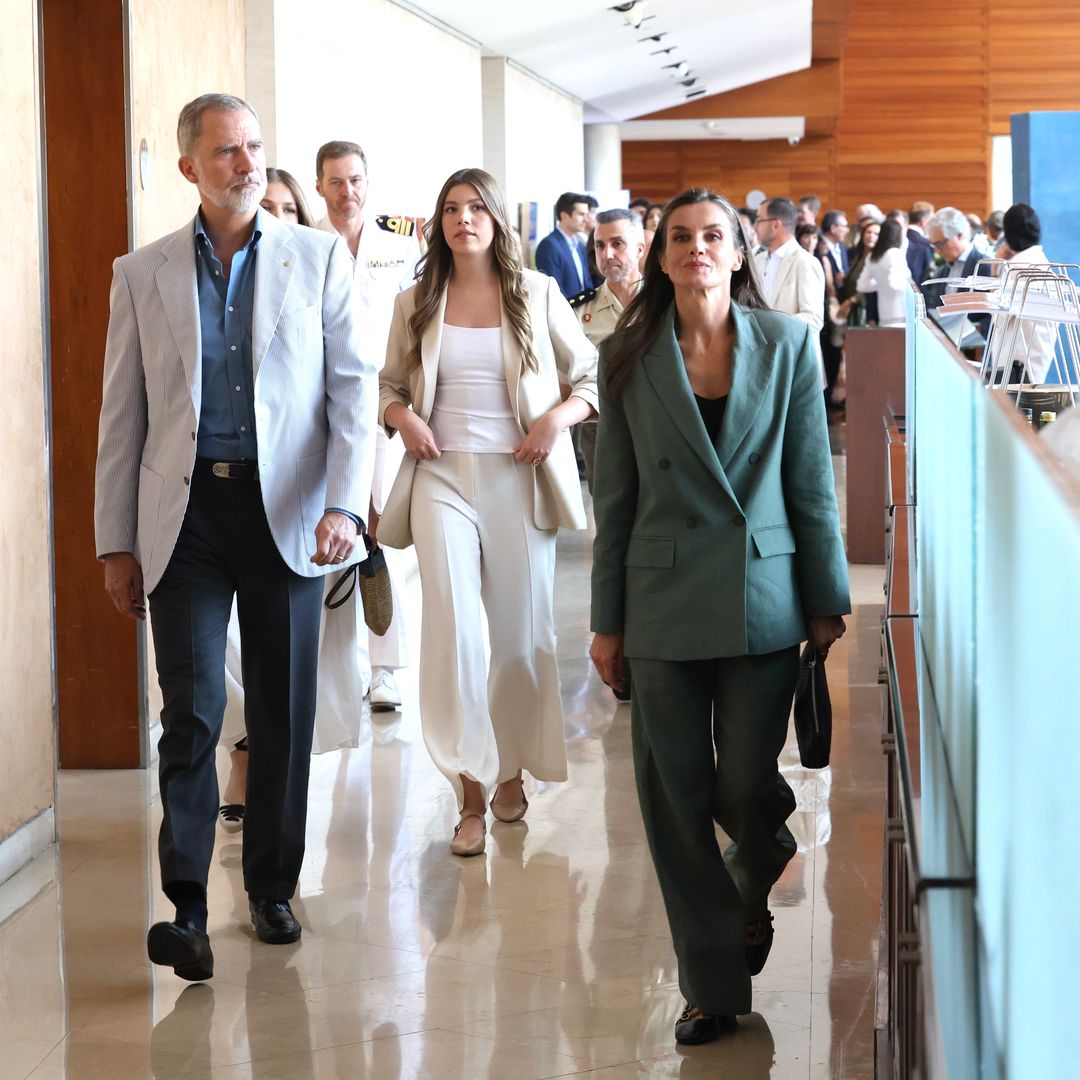 La reina Letizia deja brillar a sus hijas en la primera cita en Girona y recicla un estiloso traje de lino 'oversized'