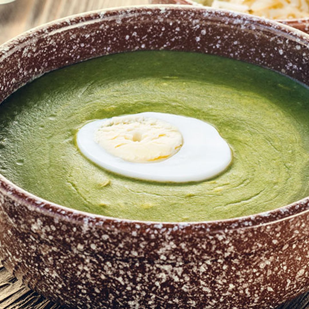 Crema de lechuga batavia con huevo cocido y col encurtida