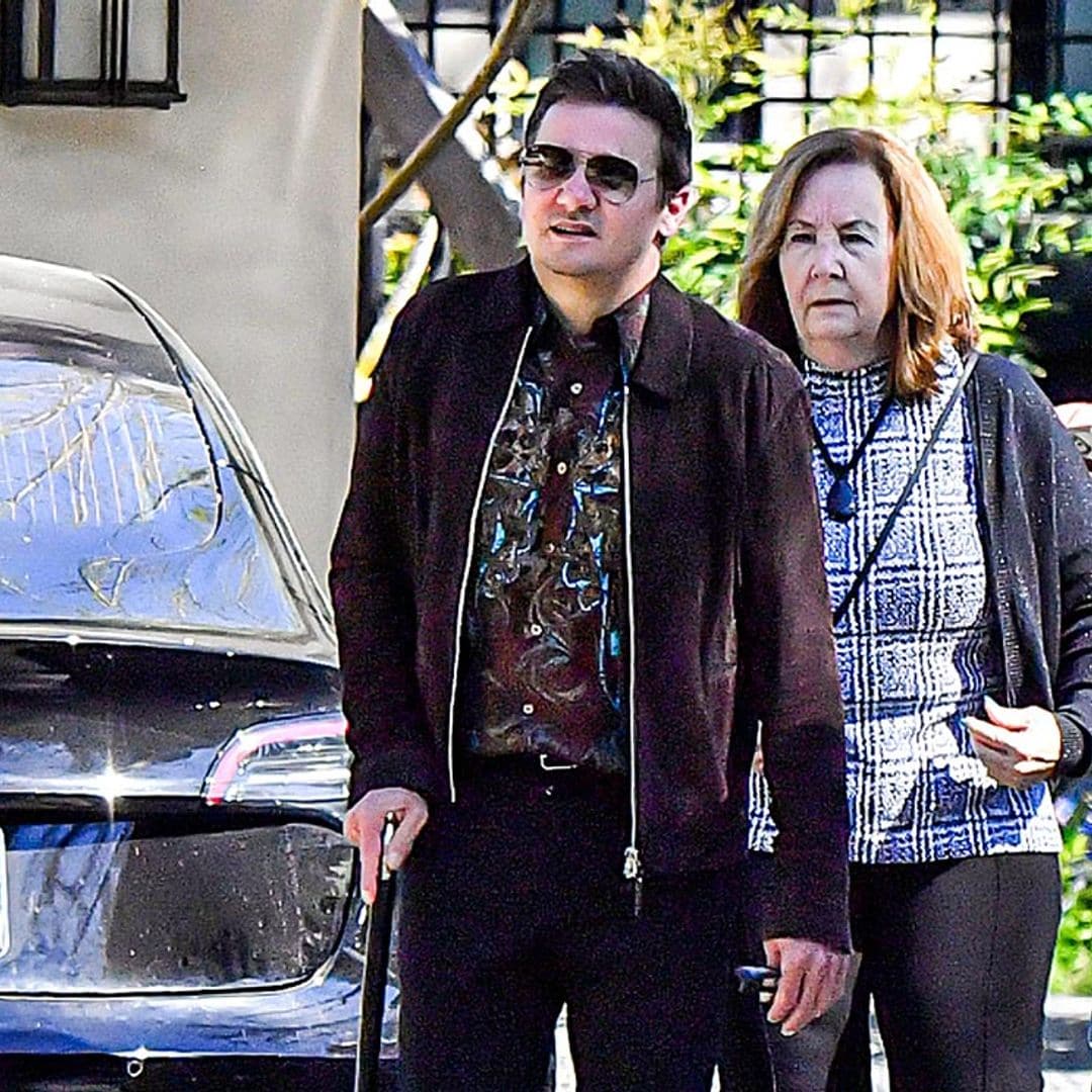 Jeremy Renner reaparece apoyado en un bastón tras el terrible accidente que casi le cuesta la vida