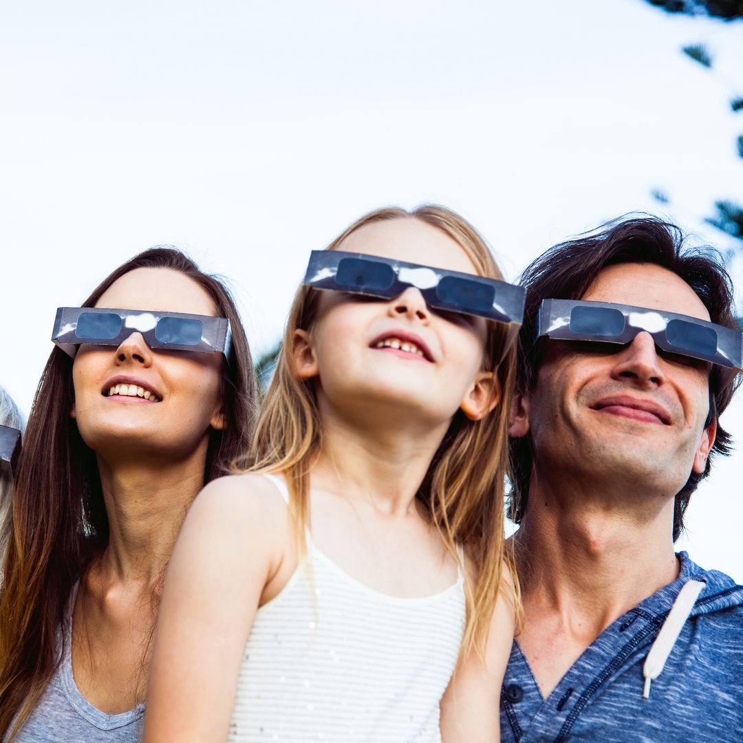Consejos de los expertos para ver el eclipse con niños: "Queremos que lo recuerden como una experiencia emocionante, no como un problema de salud"