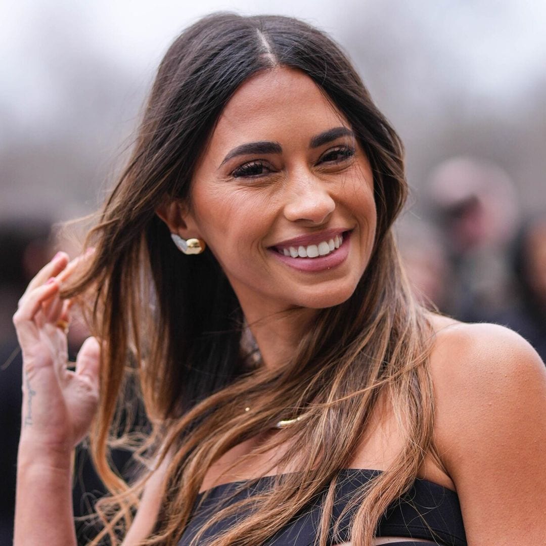 Antonela Roccuzzo, esposa de Messi, roba miradas a su paso por el Paris Fashion Week