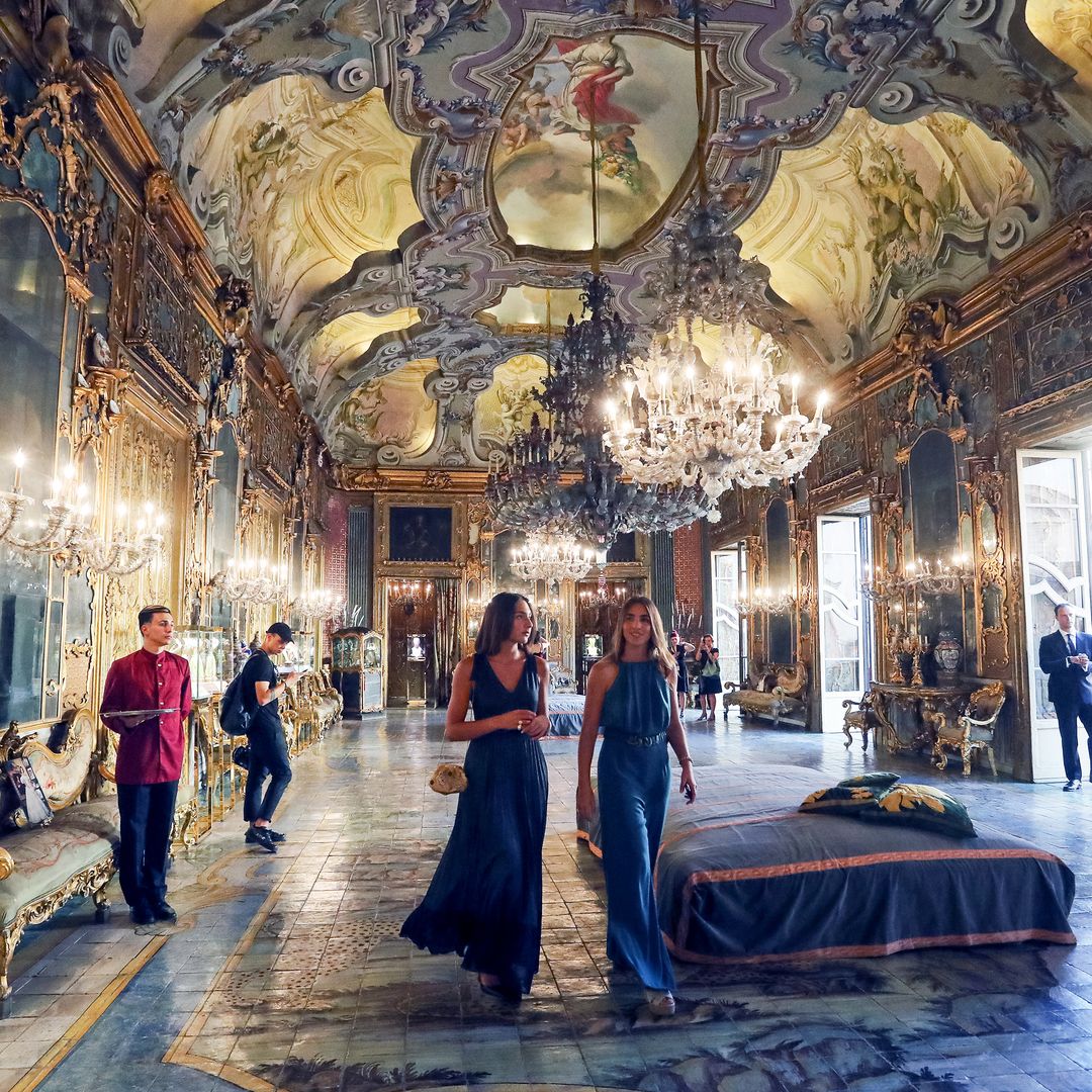 Invitados en las salas del Palazzo Gangi donde se exhiben las joyas de Dolce & Gabbana