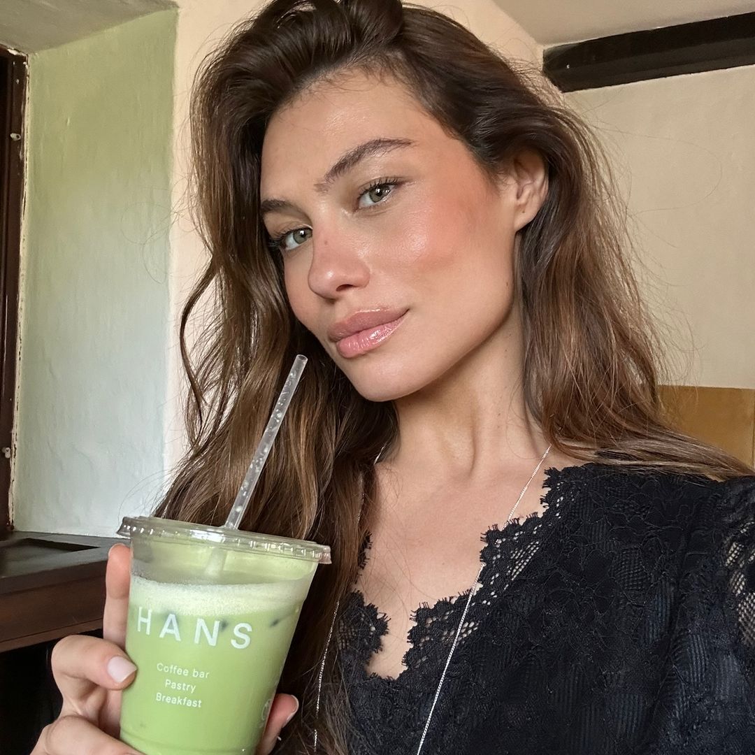 Carmen Santacruz bebiendo un matcha con camisa negra