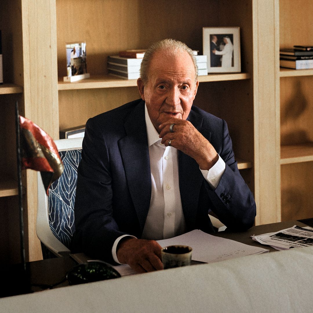 El Rey, sentado en su mesa de trabajo, en Abu Dabi, rodeado de fotos y recuerdos personales que se decidió a llevar consigo en su exilio, "está encantado con la acogida que está teniendo su libro en Francia".