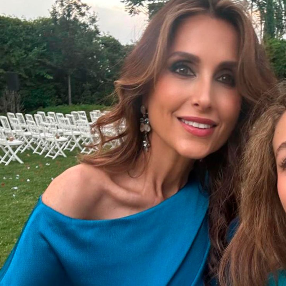 Paloma Cuevas, radiante en la boda de Patricia Cerezo y Kiko Gámez con un vestido joya de cintura envolvente ideado por ella misma