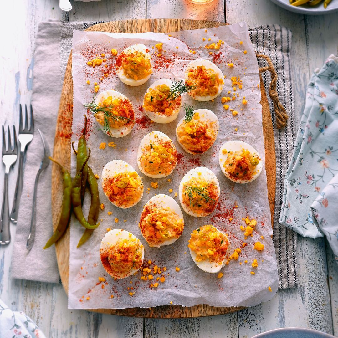 Huevos rellenos de atún, piparras y mayonesa