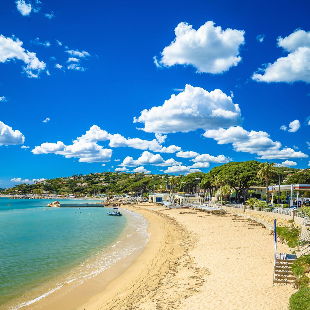 Playa de aguas turquesa en Saint-Tropez, en la Costa Azul