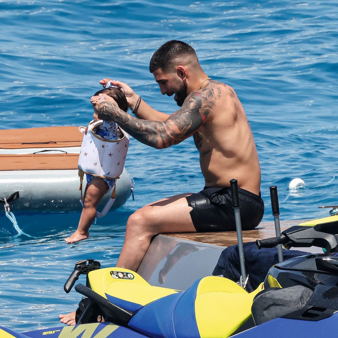 ILIA TOPURIA VACACIONES FAMILIARES, EN IBIZA, CON LAS MUJERES DE SU VIDA, TRAS VOLVER A HACER HISTORIA EN LAS ARTES MARCIALES