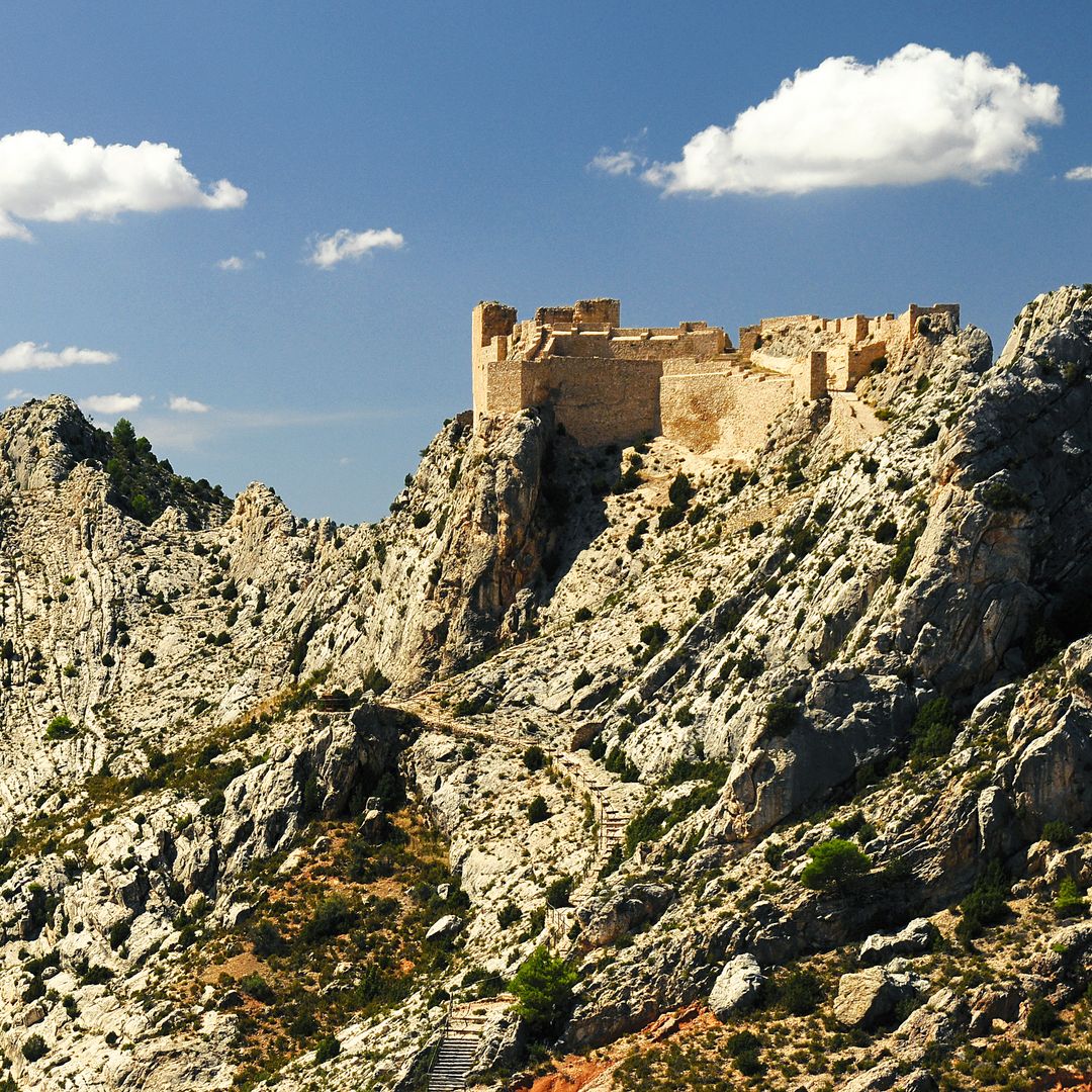 Castillo inexpugnable que corona la localidad de Castellote en Teruel