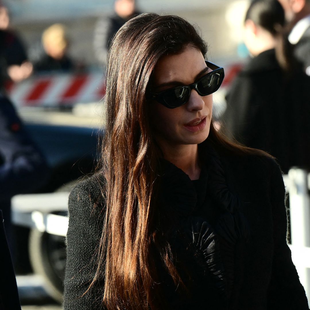Las lágrimas de Anne Hathaway en el funeral de Valentino en Roma