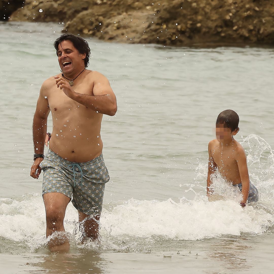 EXCLUSIVA. Fran Rivera ejerce de 'papuchi' en Cádiz: las fotos jugando en la playa con su numerosa familia