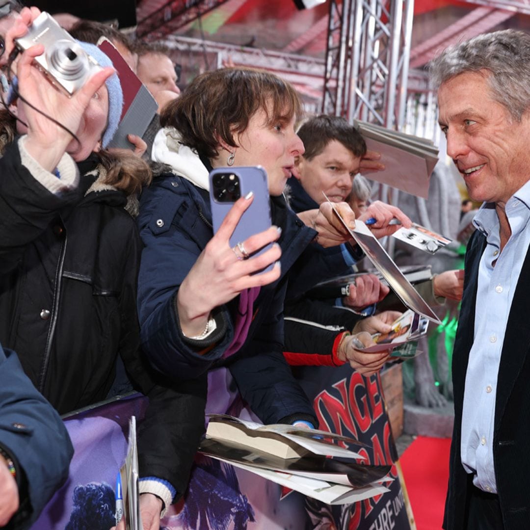 Hugh Grant reaparece en el estreno de su nueva película tras la polémica de los Oscar