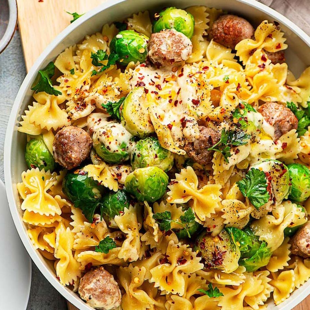 Lazos de pasta con salchichas y coles de Bruselas