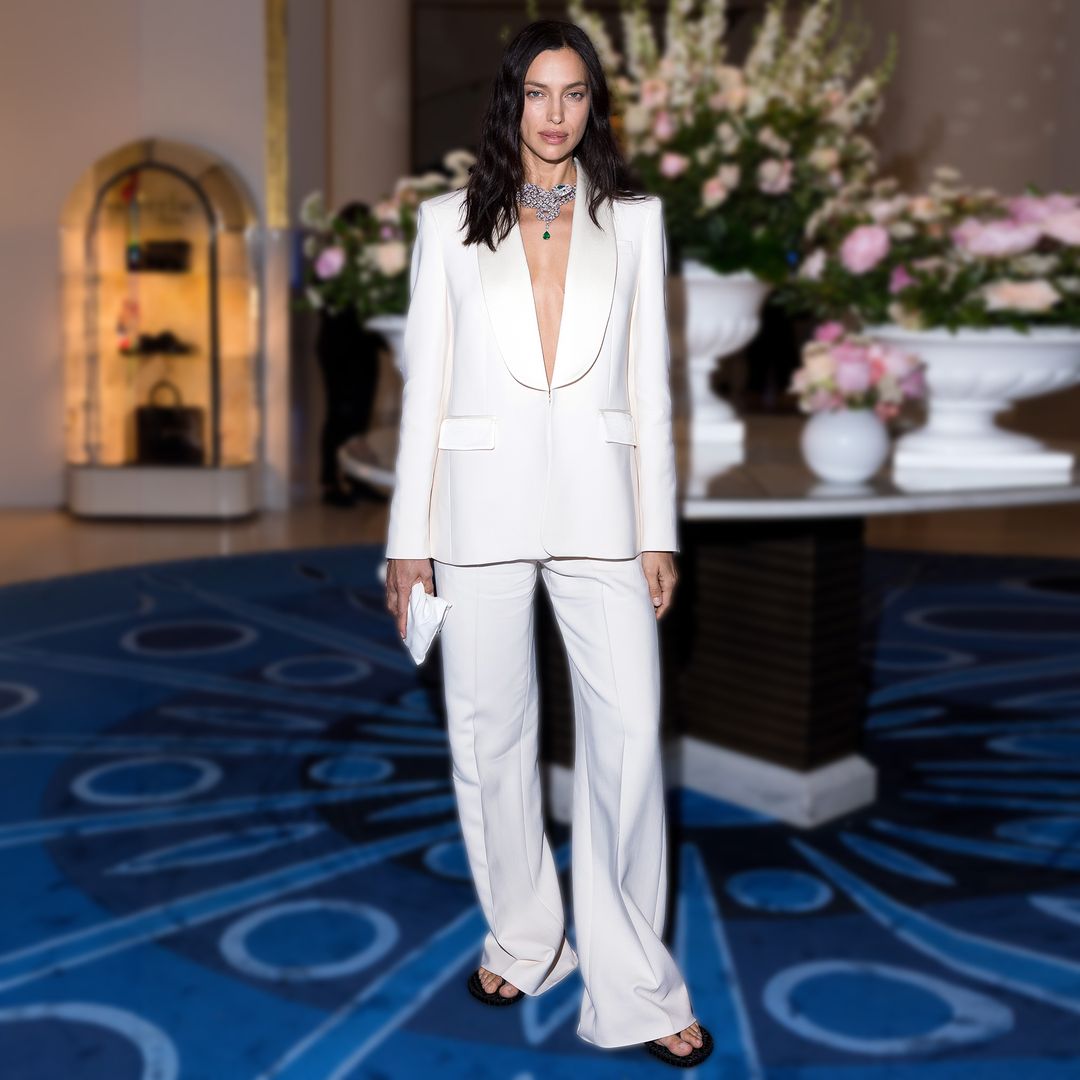 Pantalón de traje y sandalias planas: el look cómodo de Irina Shayk que podrás llevar 24/7