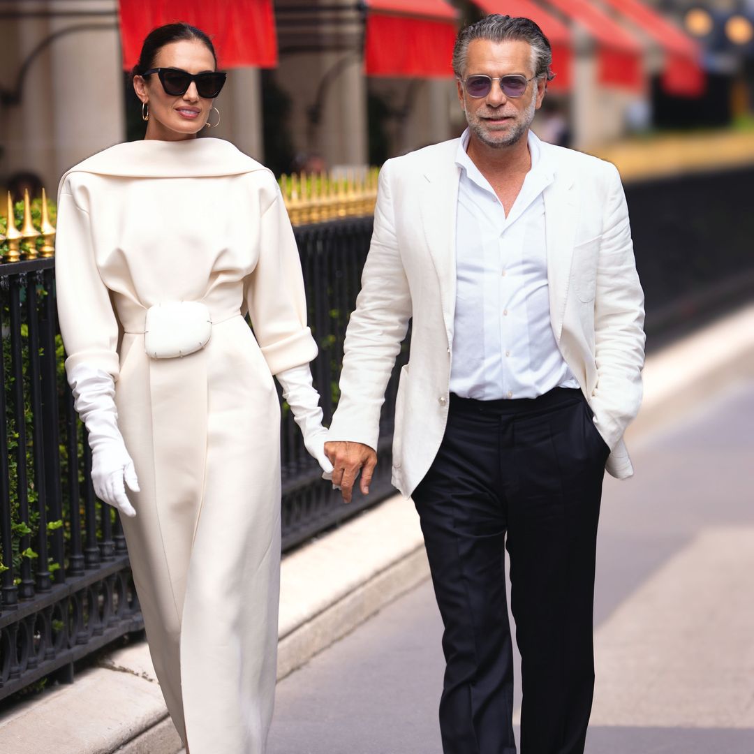 PRIMICIA. Nieves Álvarez y Bill Saad demuestran que saltarse el protocolo y llevar gafas de sol a una boda puede ser muy elegante