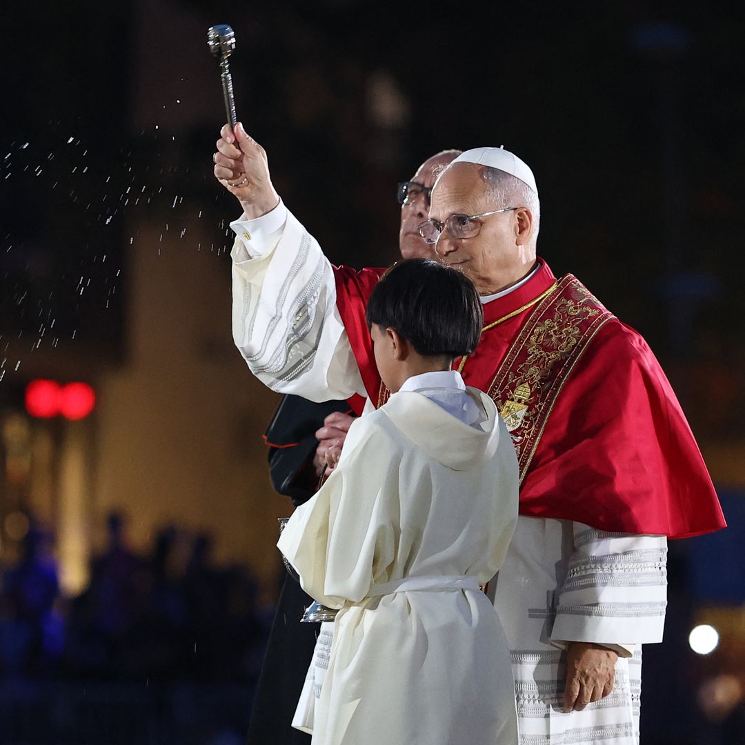 El Papa León 'alza la mirada' para benedecir la torre de Jesucristo de la Sagrada Familia