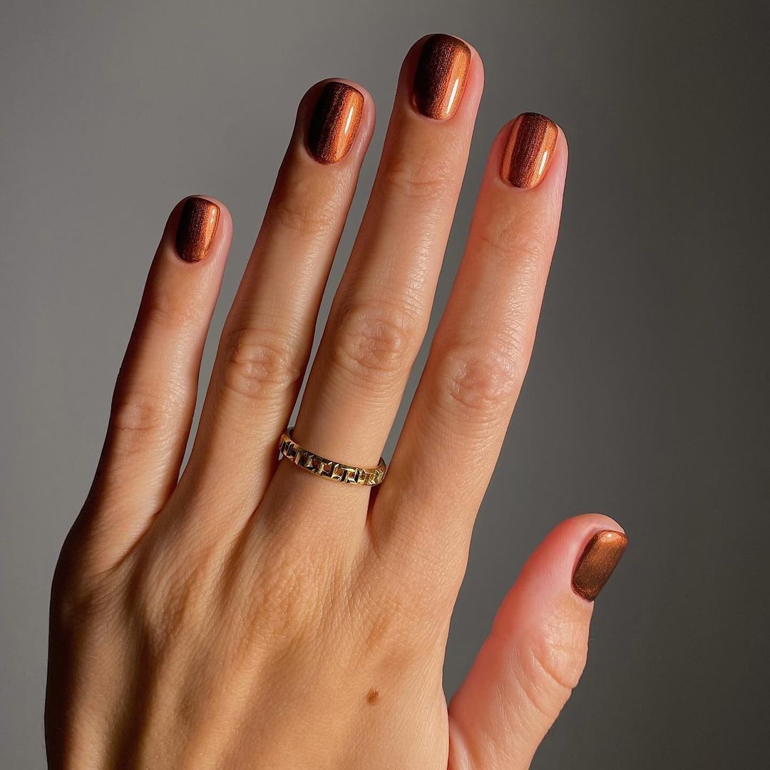 Uñas cobrizas: cómo hacerte en casa la manicura que todas piden este otoño