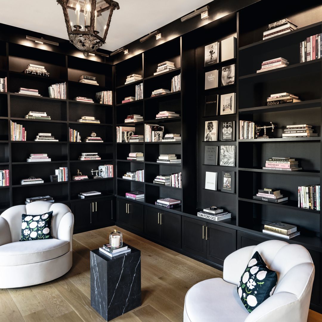 LA ARTISTA Y DISEÑADORA ELICIA CASTALDI Y SU MARIDO, DAVID KOKAKIS, NOS INVITAN A SU FABULOSA CASA EN BLANCO Y NEGRO EN LAS COLINAS DE BEL-AIR