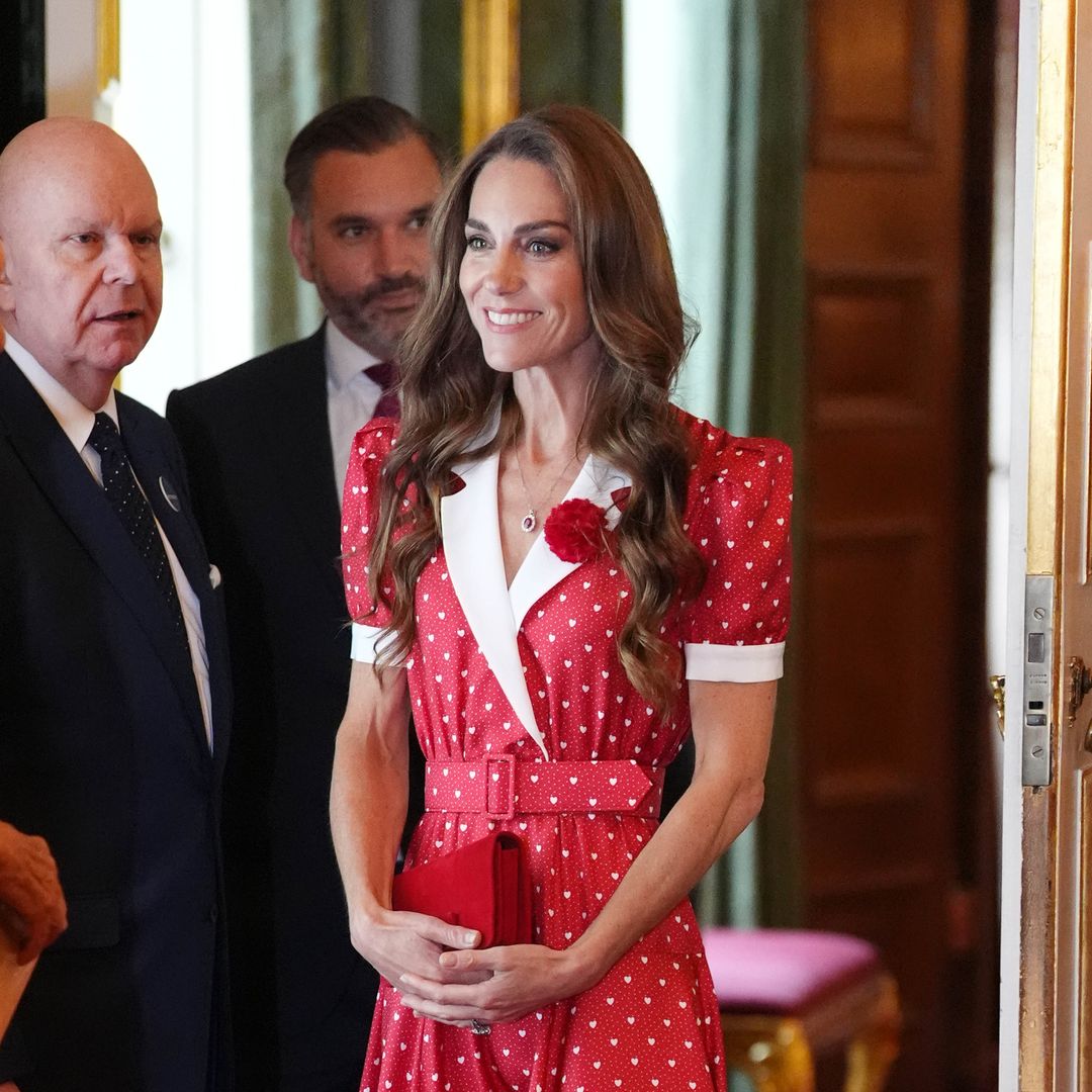 Kate Middleton y Carlos III, emocionados y unidos frente al cáncer en una histórica recepción en el Palacio de St James