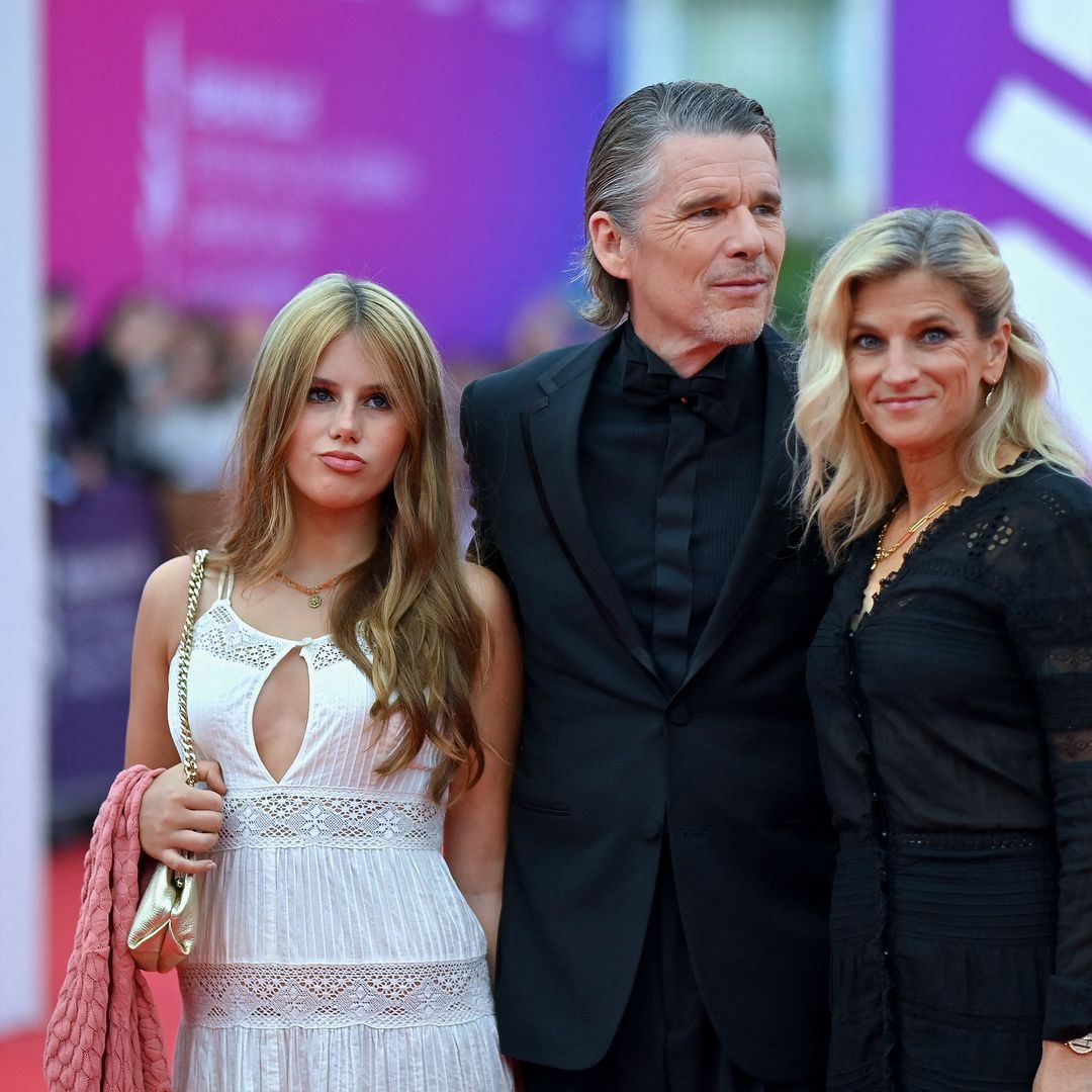 Ethan Hawke (55) presume de familia en el Festival de Deauville en Francia: acude con su mujer y su desconocida hija pequeña