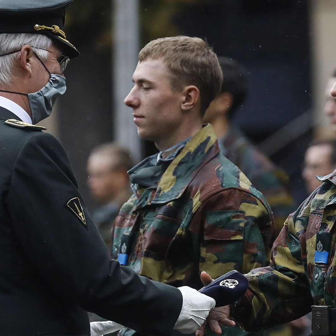Elisabeth de Bélgica completa la primera parte de 'mili’ y recibe la boina azul ¡de manos de su padre!