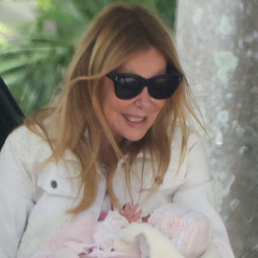 Las emocionantes imágenes de la felicidad de Ana Obregón al salir del hospital con su bebé