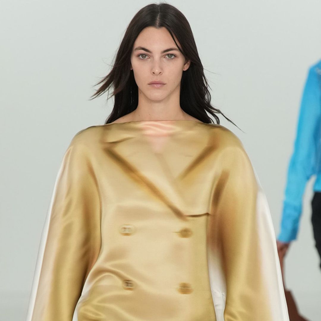 Loewe sorprende con el minimalismo de sus vestidos estampados y básicos 'oversize'