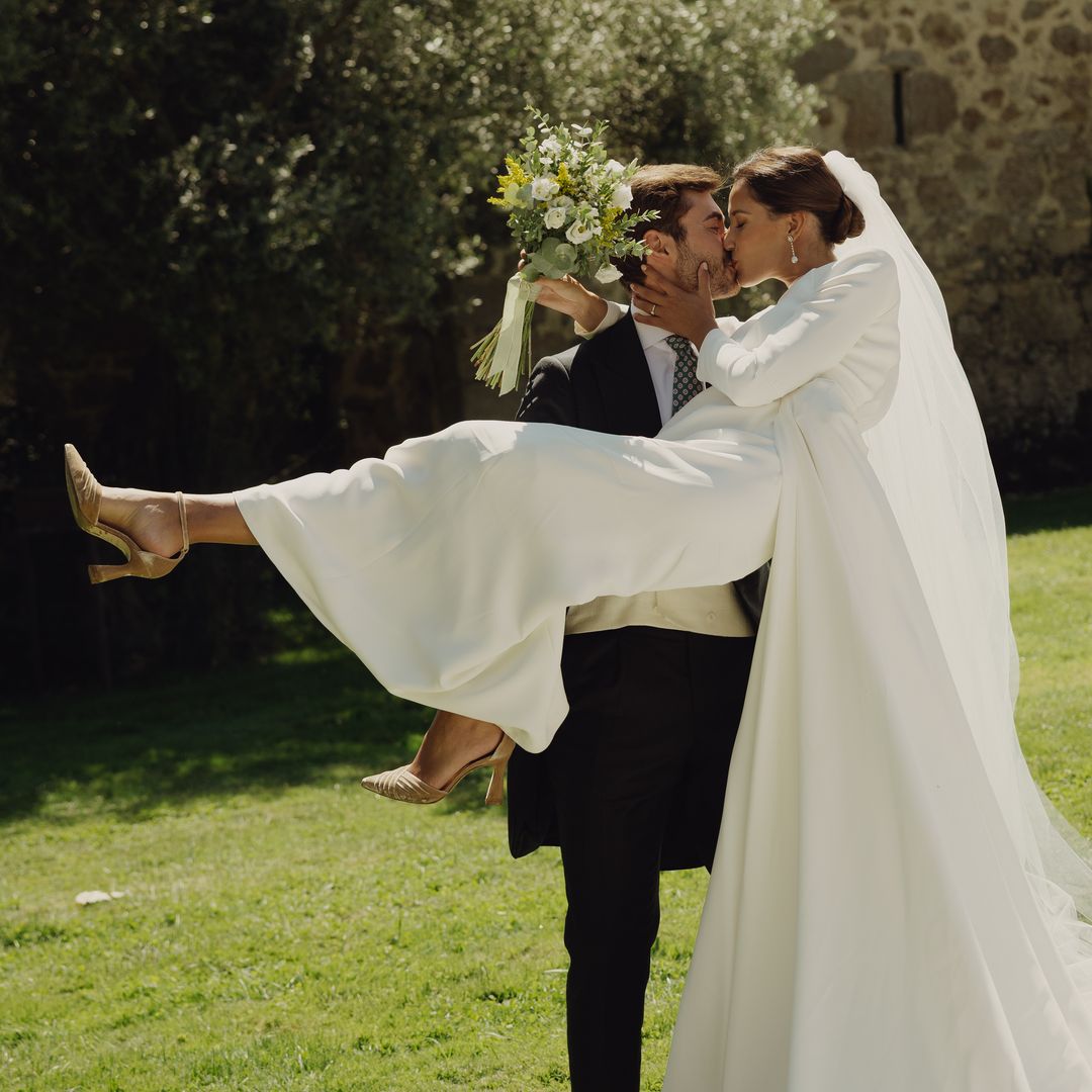Me han gustado tanto los zapatos de estas novias que los elegiría sin dudar como invitada: son cómodos y elegantísimos
