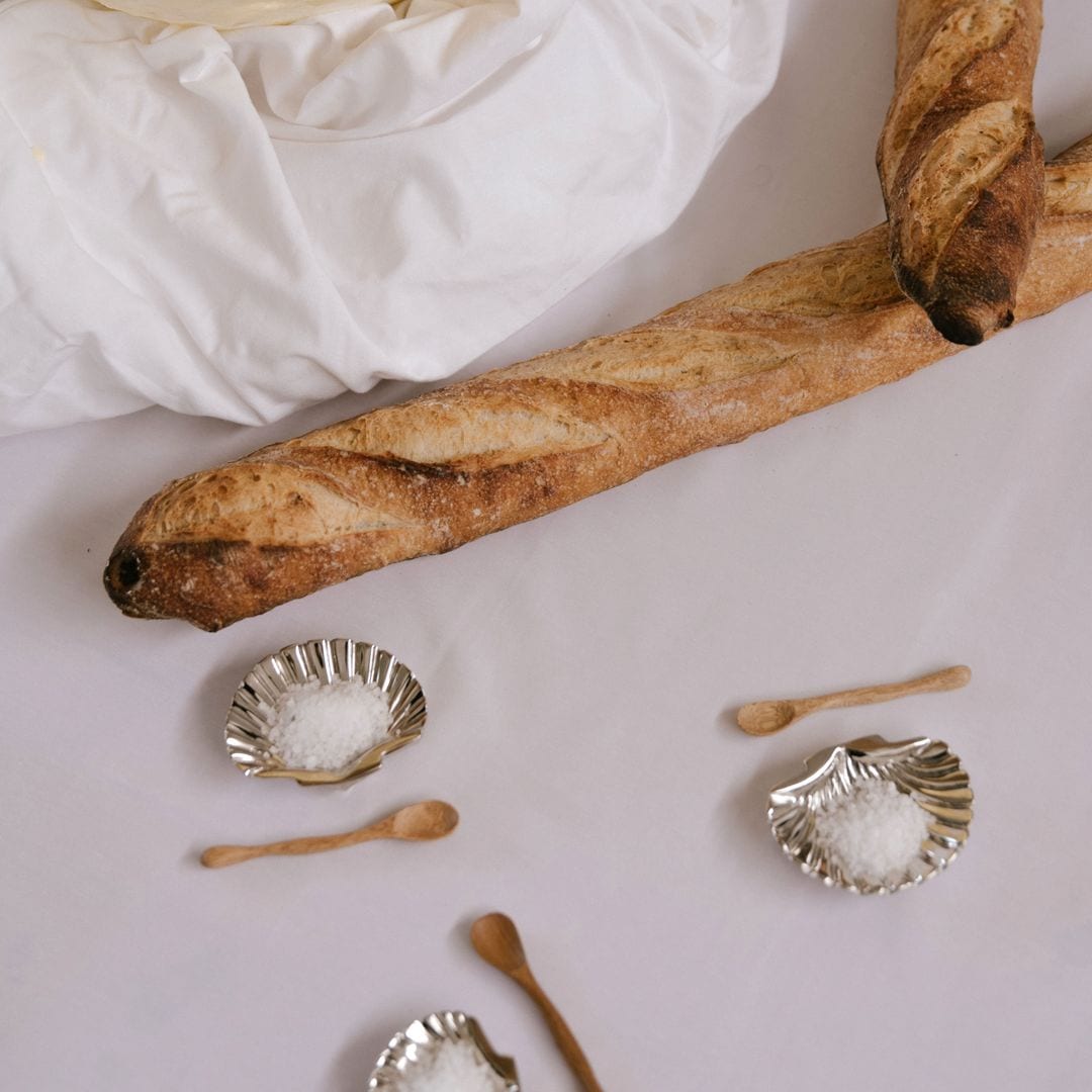 Mantequilla, barras de pan y sal