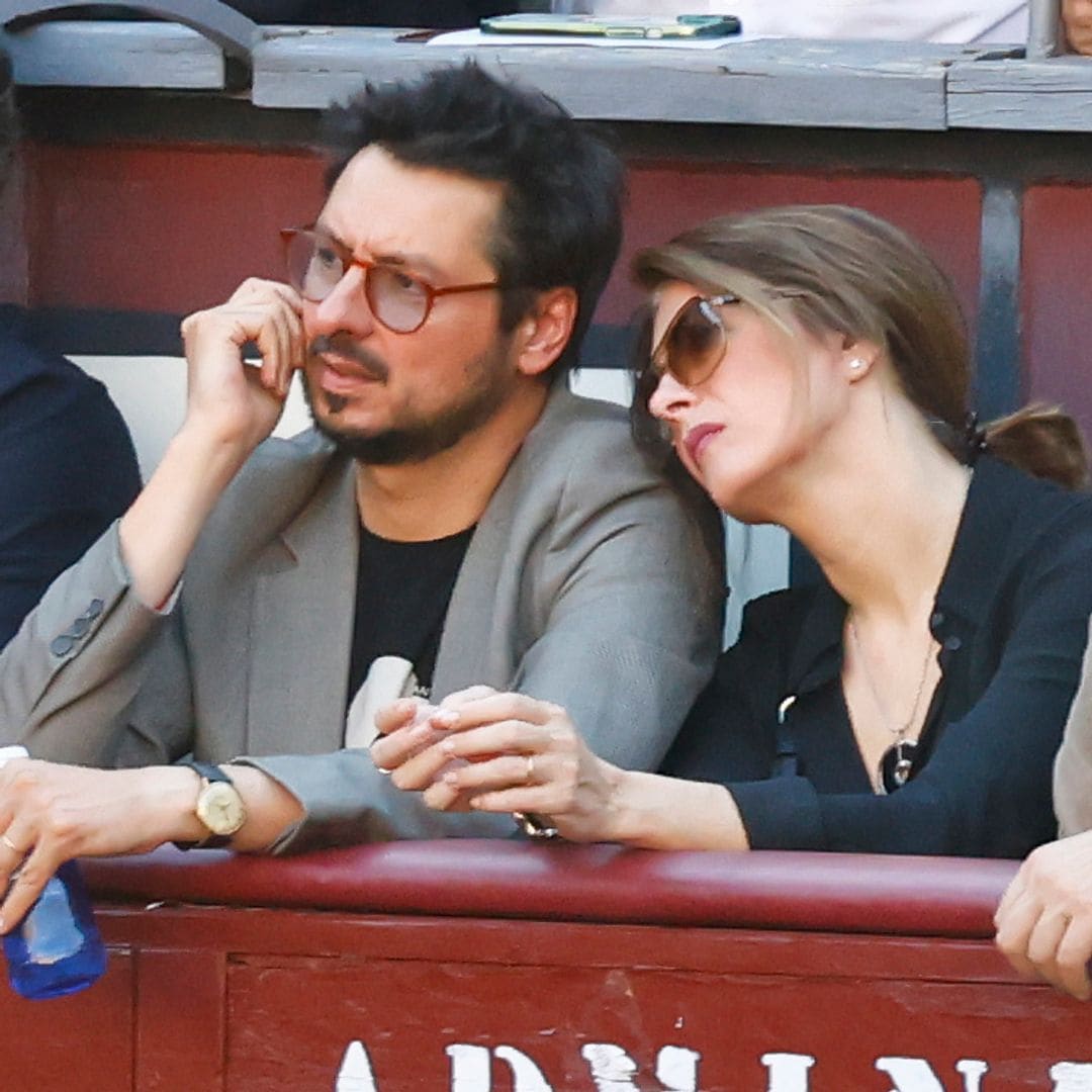 Lara Siscar en la plaza de las Ventas con su marido, el poeta Antonio Lucas