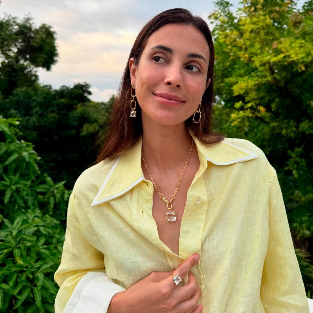 Falda de limones en el Sur o chaqueta en el Norte: los dos looks de Sassa de Osma para viajar