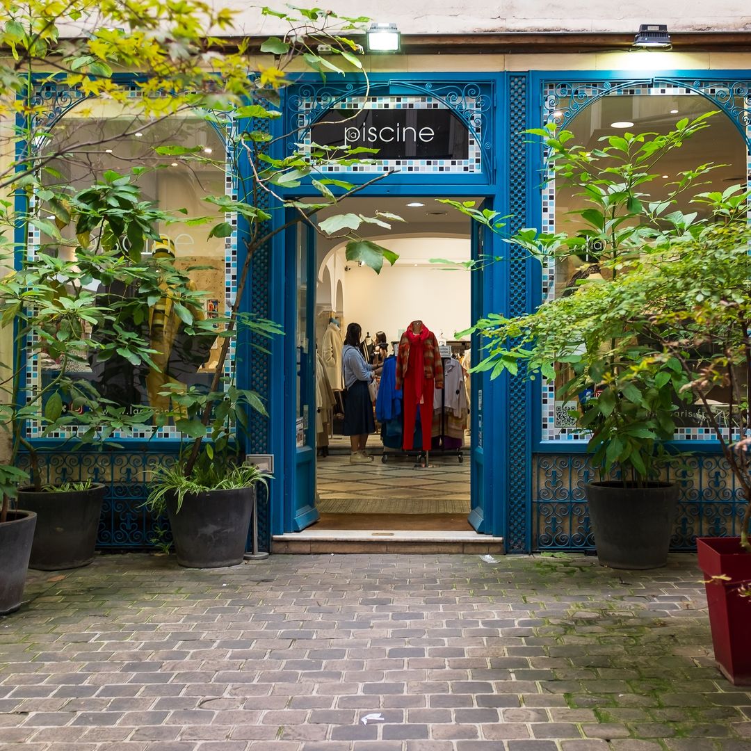 tienda en un patio del barrio de Le Marais, París, Francia
