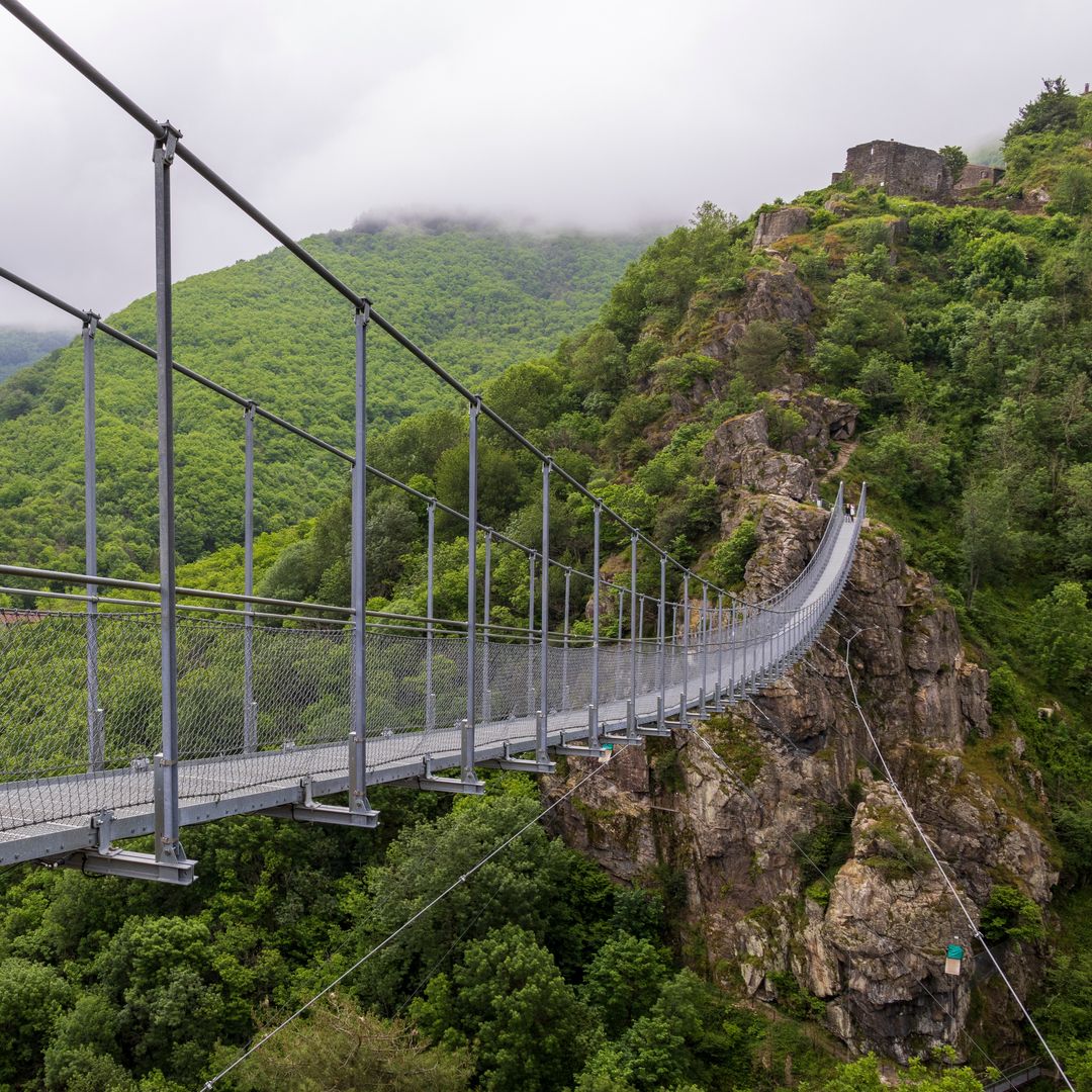 Puente peatonal al pueblo de Hautpoul cerca de Mazamet. Tarn. Occitania. Francia