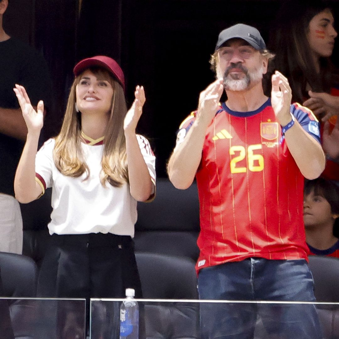 Por qué pudimos ver la cara del hijo de Javier Bardem y Penélope Cruz durante el partido del Mundial aunque es menor: un abogado en derechos de imagen nos da la respuesta y las claves