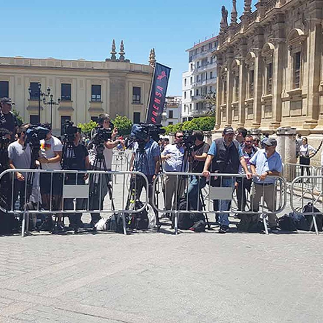 Sevilla se vuelca con la boda de Sergio y Pilar: así están ya las inmediaciones de la catedral