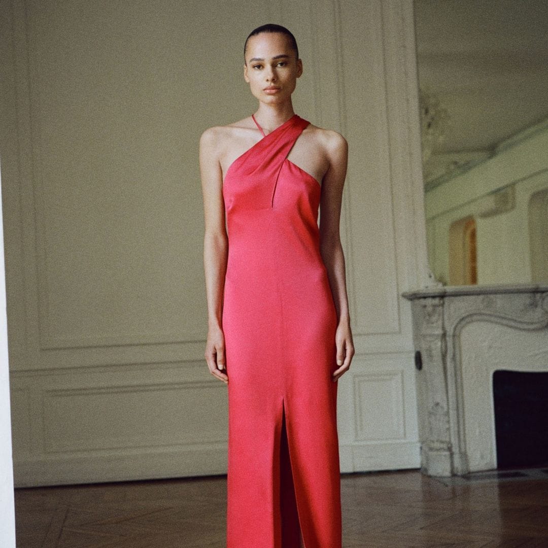 ¿Sin look para la boda? Estos vestidos lisos de Mango son la solución exprés que necesitas