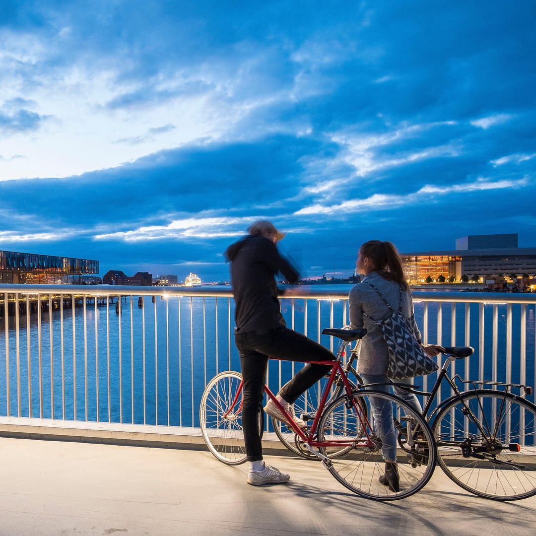 Pareja frene al Teatro Real de Copenhague