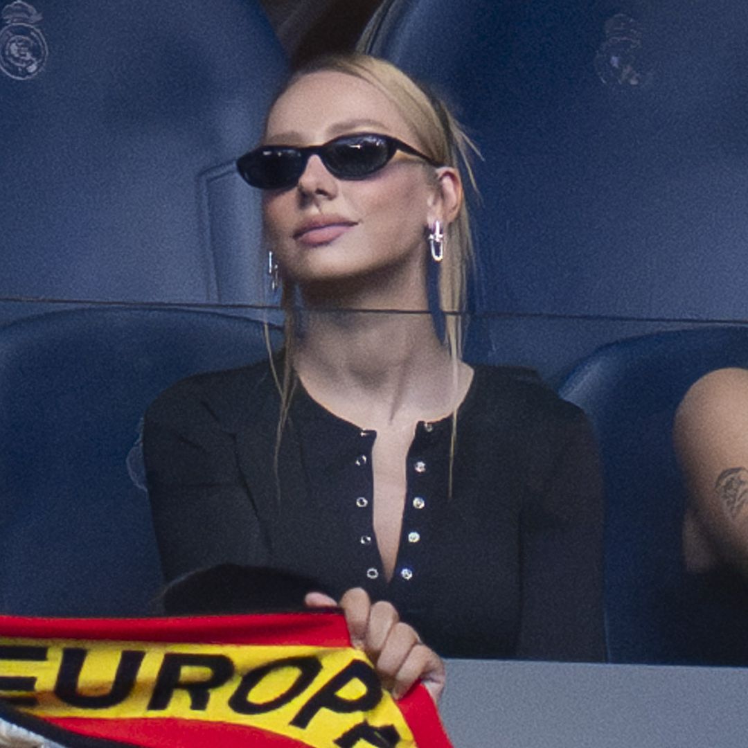Ester Expósito anima a Kylian Mbappé en el estadio tras sus románticas vacaciones juntos