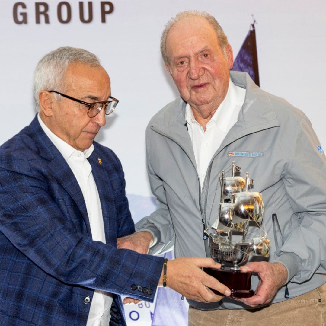 El 'Bribon', con el Rey Juan Carlos al frente, recibió el premio como vencedor de la Liga Española de 6 Metros de 2023