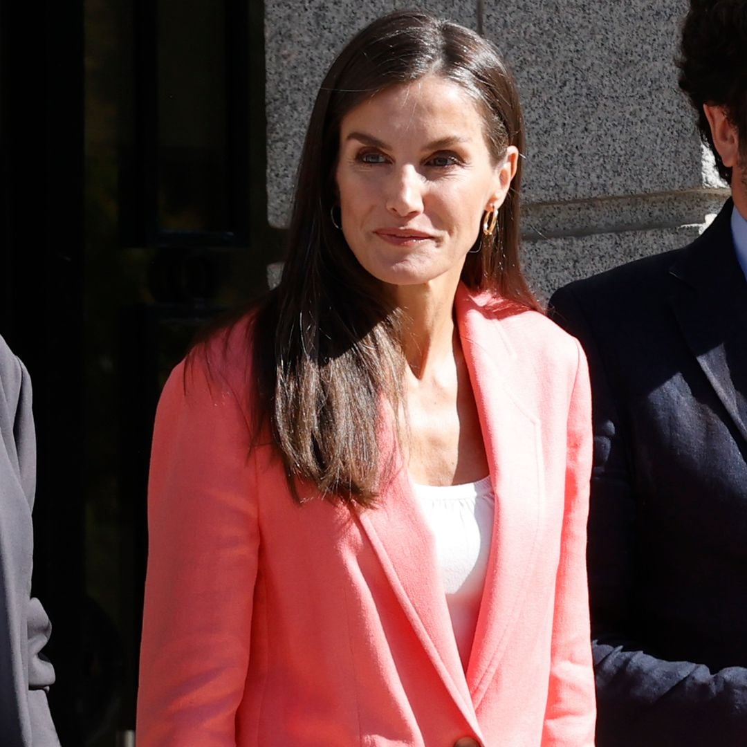 Un traje, dos looks y el protocolo de estilo con el que la reina Letizia desafía el calor
