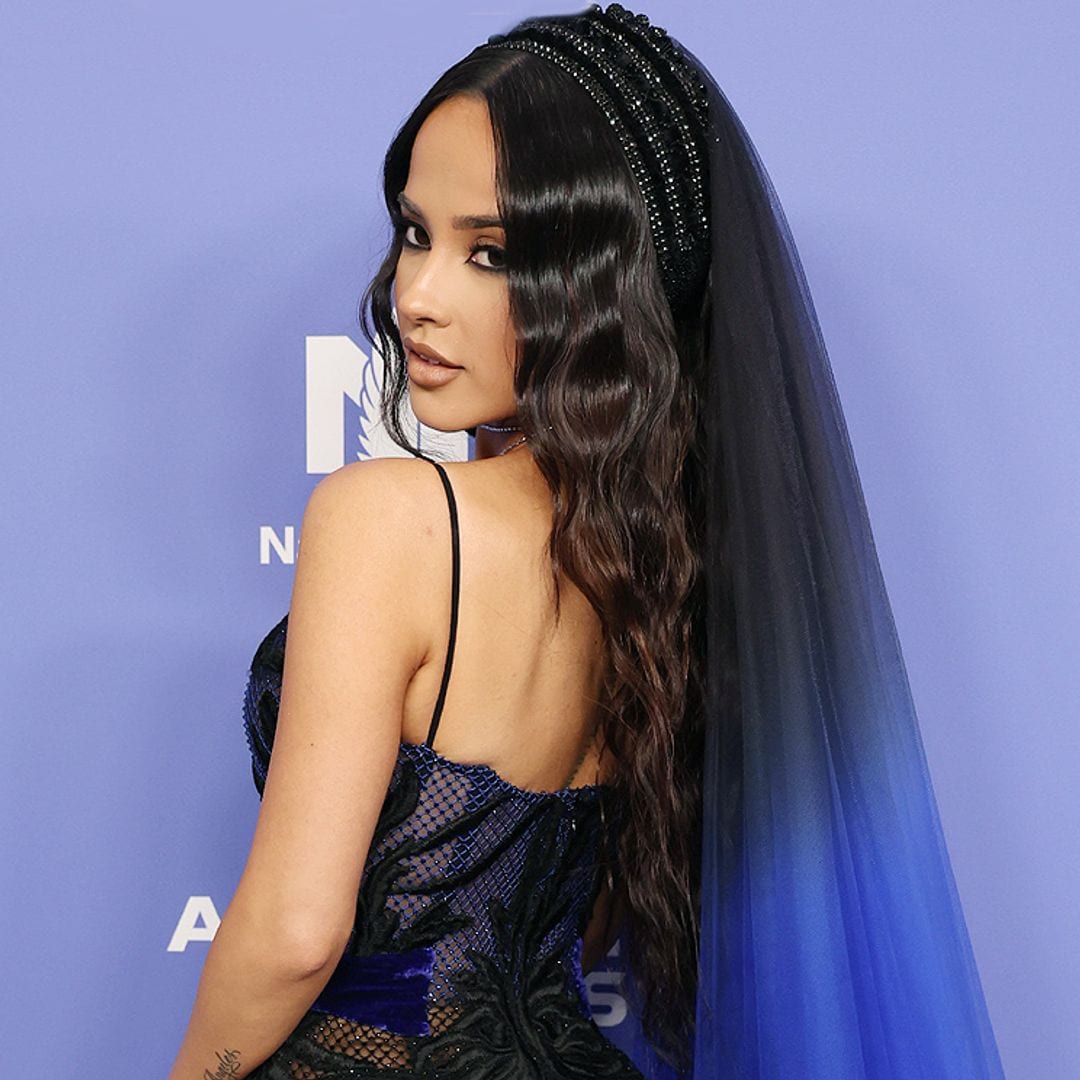 ¿Una pista sobre su boda? El minivestido lencero de Becky G ¡con velo incluido!