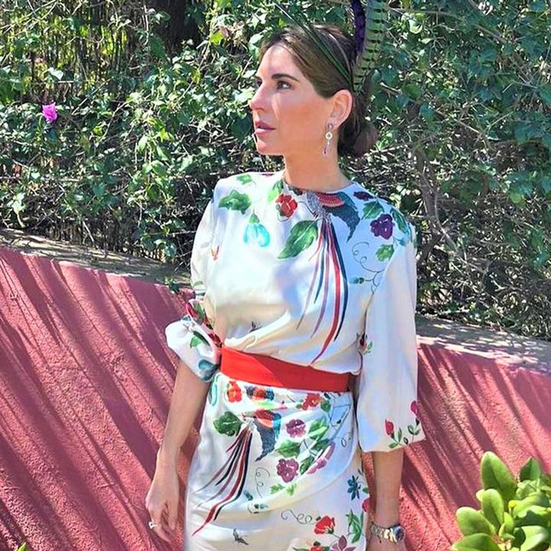 Lourdes Montes deslumbra con un favorecedor vestido de flores y tocado de plumas