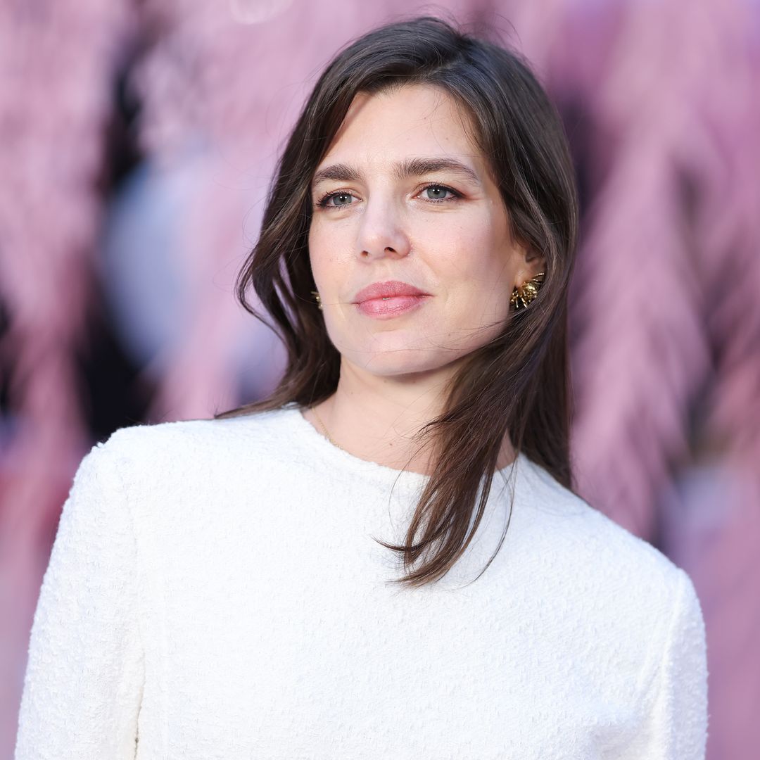 Carlota Casiraghi aparece en París antes de su debut literario luciendo un exclusivo vestido 'deconstruido' en el color del año