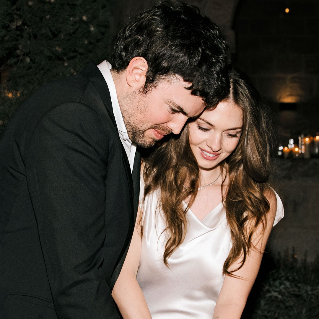 EXCLUSIVA. El segundo vestido de novia de Stella Banderas, al detalle: un diseño satinado y joyas 'vintage'