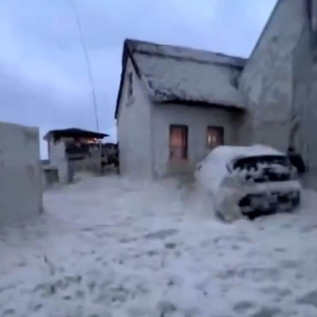 La espuma marina cubre un pequeño pueblo en el este de Irlanda simulando una gran nevada y dejando imágenes para el recuerdo