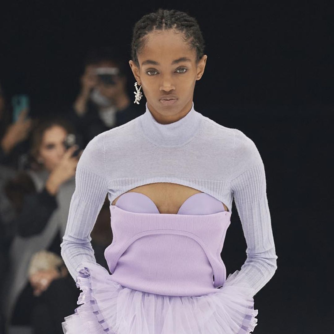 Americanas sobrias con vestidos bohemios, tops superpuestos y otros contrastes que serán tendencia según Givenchy