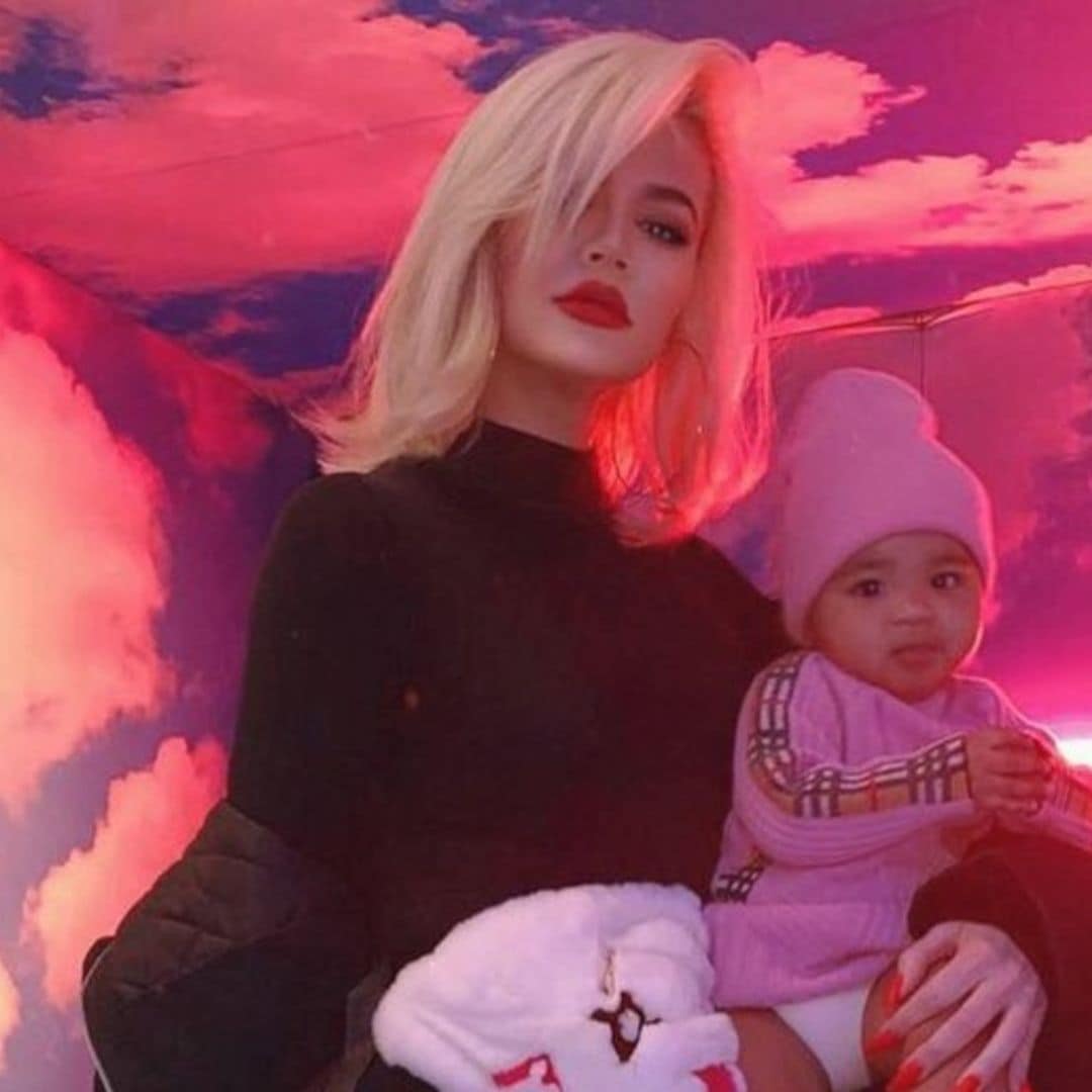 Khloé Kardashian presume orgullosa los primeros pasos de su hija True Thompson
